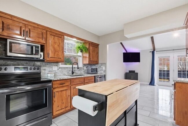 Building Photo - 302 SE Flagstone Dr