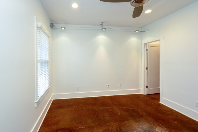 Building Photo - 3186 Parthenon Ave