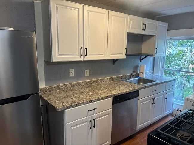 Building Photo - 14 Pleasant St