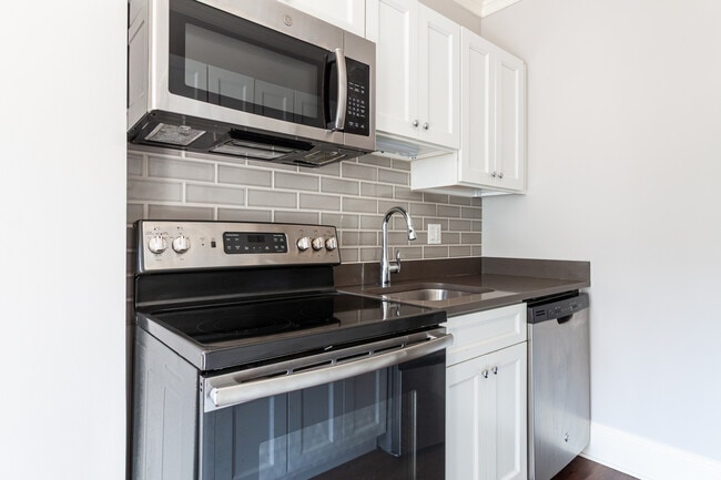 Building Photo - 827 W Lakeside Pl