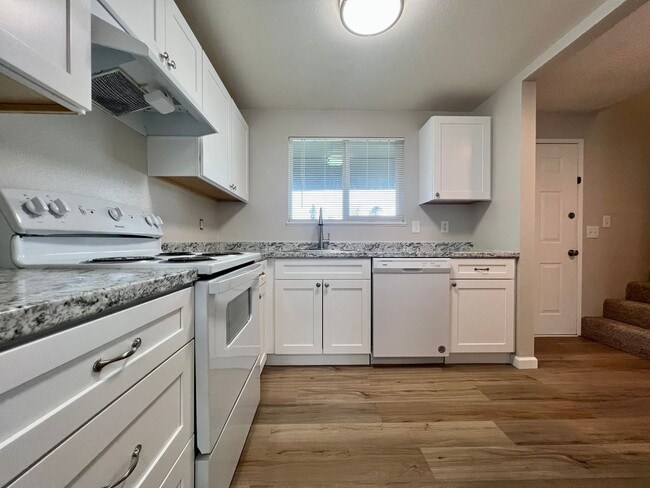 Foto del edificio - 3BD GRESHAM TOWNHOME ON CUL DE SAC, NEW RE...
