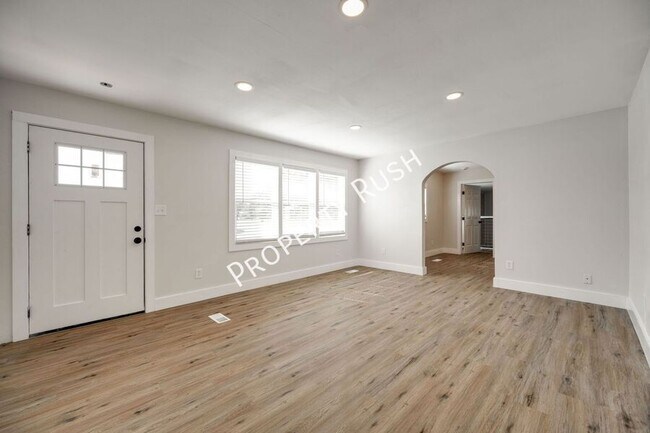Building Photo - 4601 Leslie Ln
