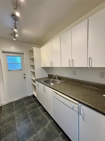 Building Photo - 3061 NE 49th St