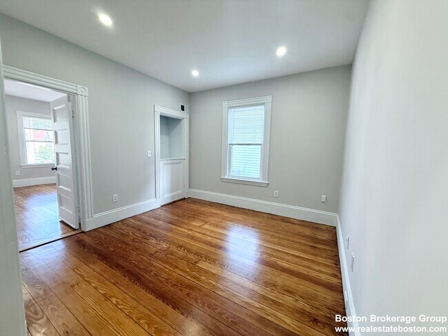 Building Photo - 71 Saxton St