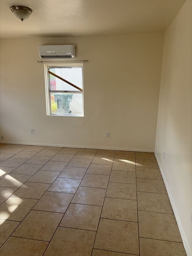 Building Photo - Bright, easy living at this charming 1 bed, 1 bath