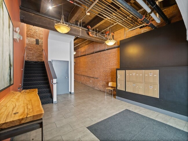 Building Photo - 165 S Post St