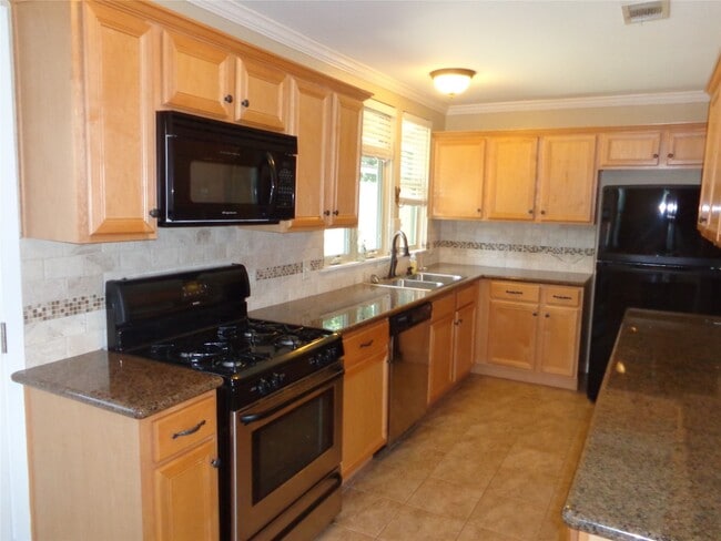 Building Photo - 1551 Hewitt Dr