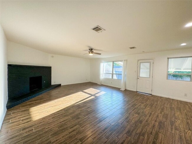 Building Photo - 6404 Woodhue Dr