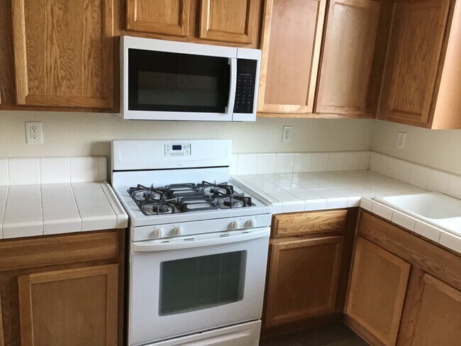 Foto del edificio - Renovated 3 bedroom 2 bath home Coming ...