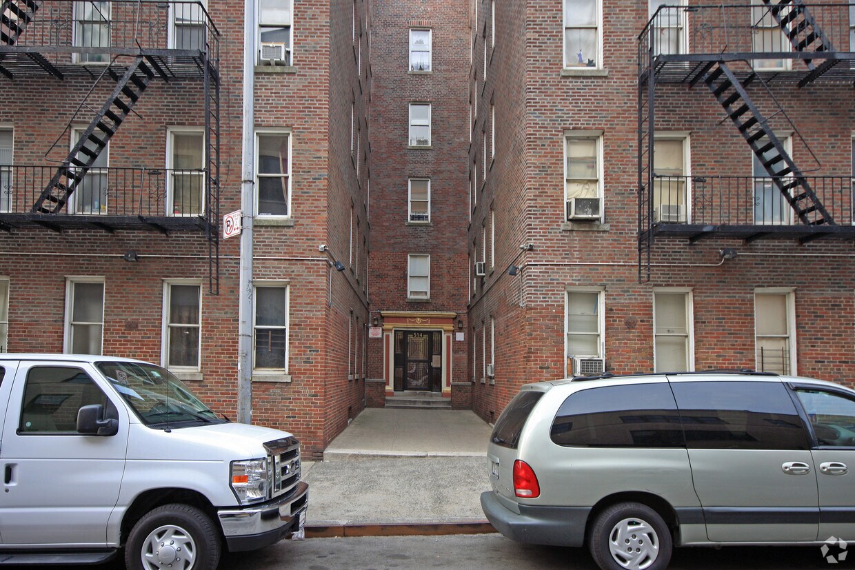Foto del edificio - 514 W 213TH ST