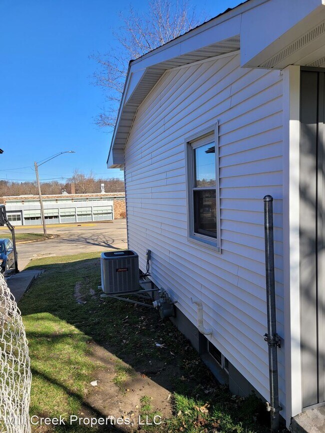 Building Photo - 3 br, 2 bath House - 1101 Briar Cliff Ln