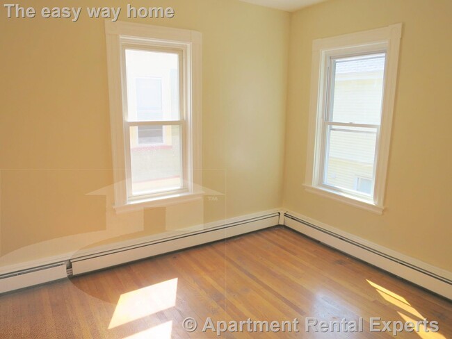 Building Photo - Somerville/Davis Square 4+/5 Bedroom, 2 fu...