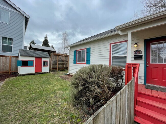 Building Photo - Charming and Updated 1913's Home! Woodstoc...