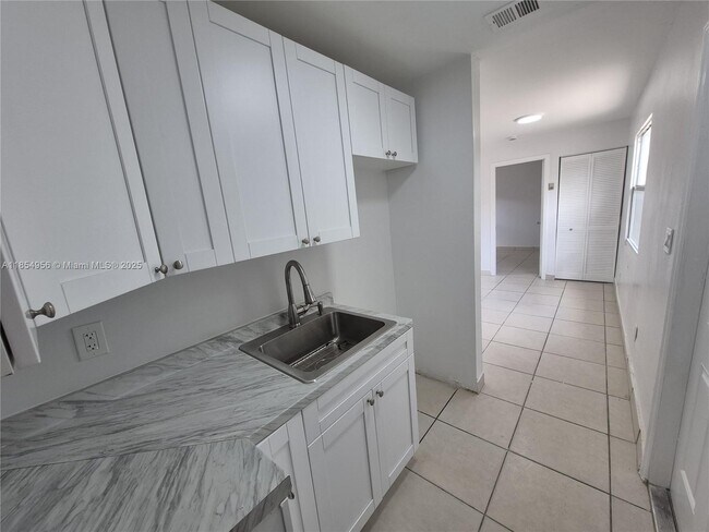 Foto del edificio - 1018 NW 6th Ave