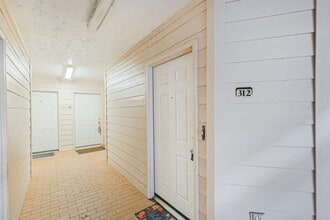 Building Photo - 8051 Bay Branch Dr