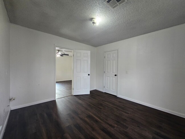 Building Photo - 2 Bed 1 Bath Home in Shawnee