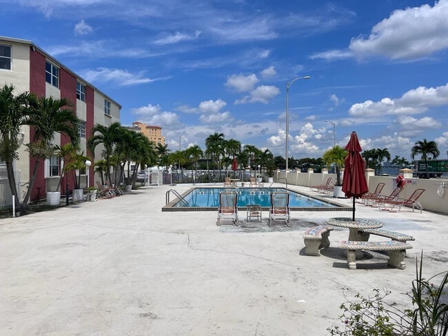 Foto del edificio - 1800 79th Street Causeway