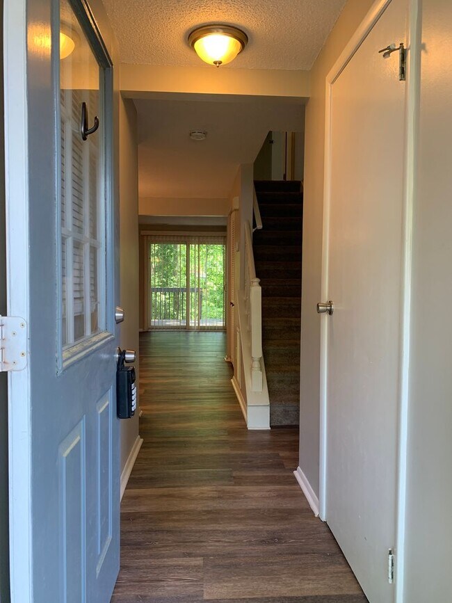 Foto del edificio - Renovated Raleigh Townhome Conveniently Lo...