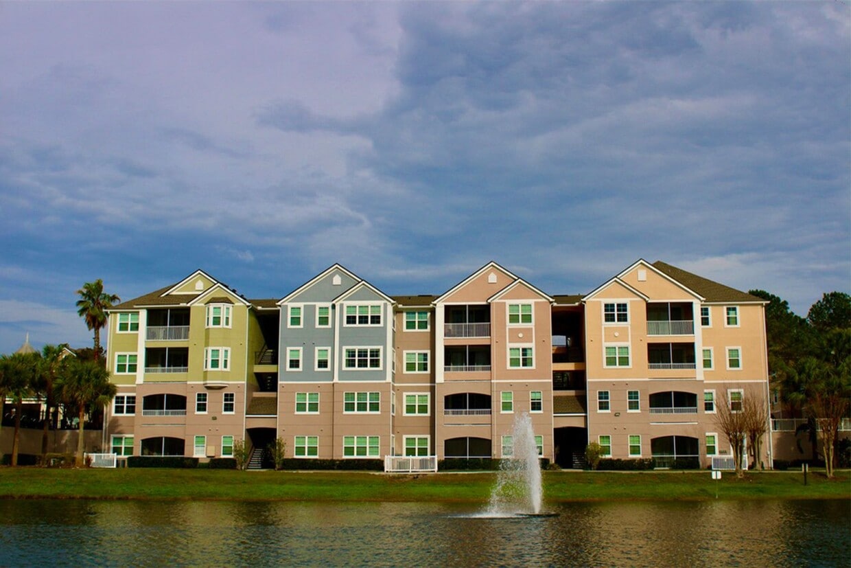 Foto principal - AVAILABLE NOW: First-floor 2-bedroom, 1-ba...