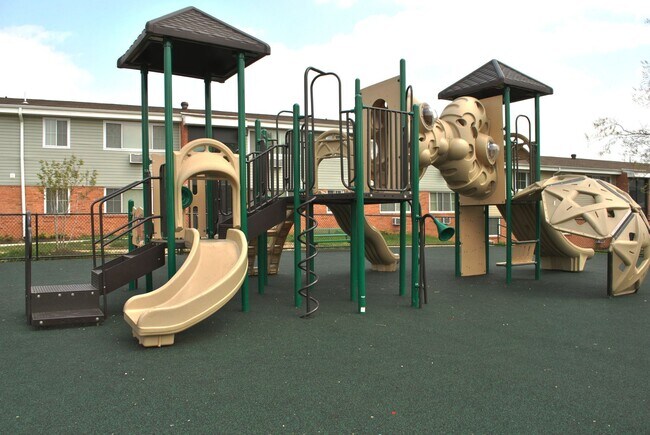 Parque infantil comunitario con espacio recreativo al aire libre para residentes y familias. - Oliver Crossing