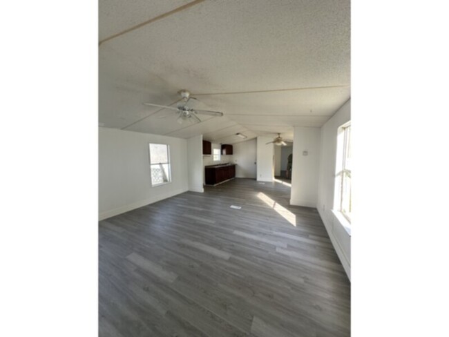 Foto del edificio - 5675-5675 Saufley Field Rd