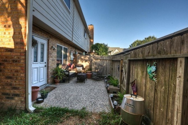 Building Photo - 10325 Longmont Dr