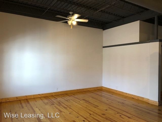 Building Photo - 424 W McDaniel St