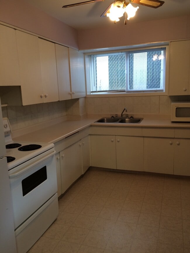 Building Photo - 2 Bed 1 Bath Unit in Edmonton, AB