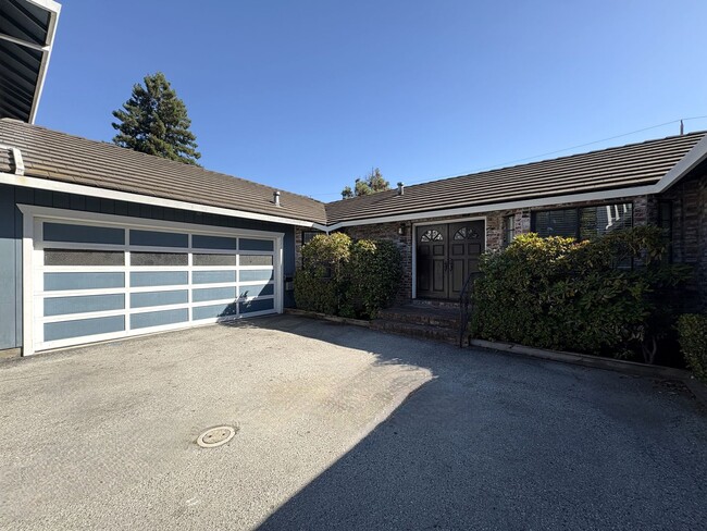 Building Photo - Spacious 3BD/2BA Redwood City Home | Two L...