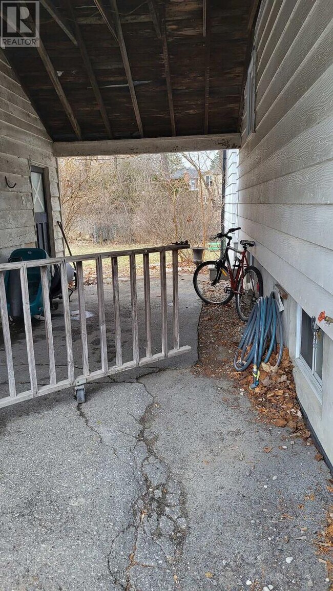 Photo du bâtiment - 161 Henderson Ave