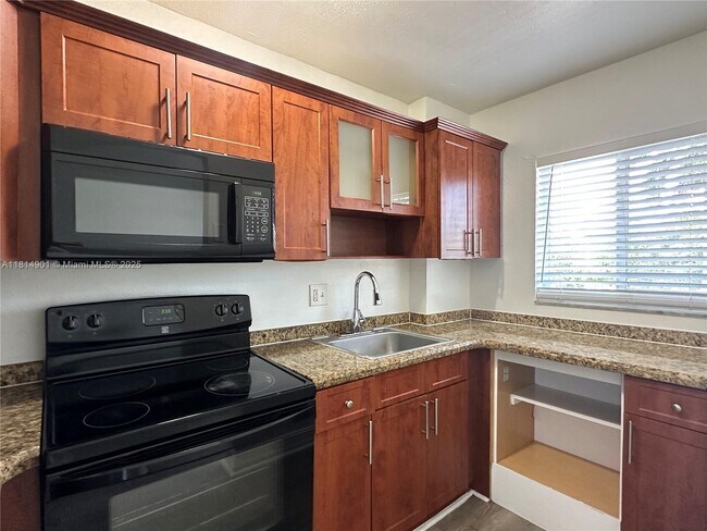 Foto del edificio - 1400 NE 56th St