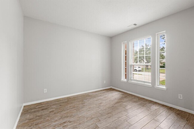 Foto del edificio - 6209 Fawnlake Dr