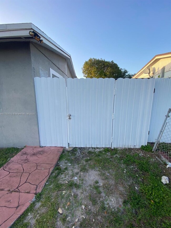 Foto del edificio - 3501 NW 182nd St