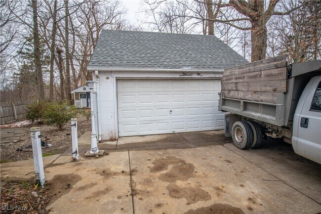 Building Photo - 483 Bank St