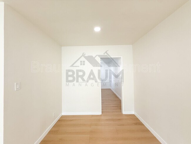 Foto del edificio - 7339 Woodman Ave