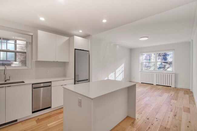 Photo du bâtiment - 4930 Chem. Queen Mary