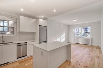 Building Photo - 4930 Chem. Queen Mary