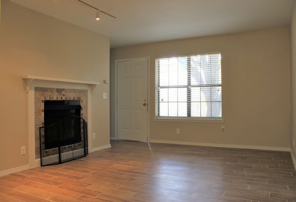 Primary Photo - 11130 N Stratford Dr