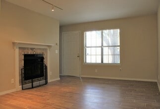 Building Photo - 11130 N Stratford Dr