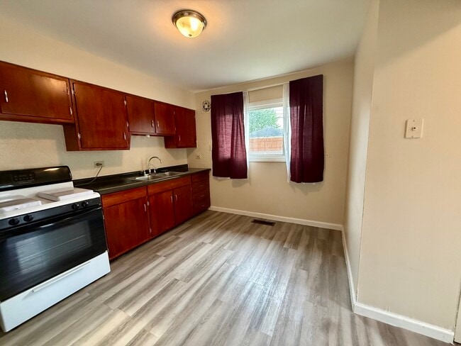 Building Photo - 1374 Forest Pl