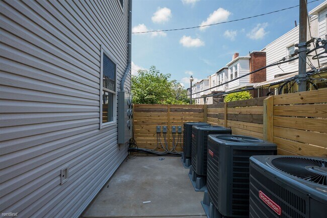 Foto del edificio - 3 br, 2 bath 4plex - 3213 HAVERFORD AVE Un...