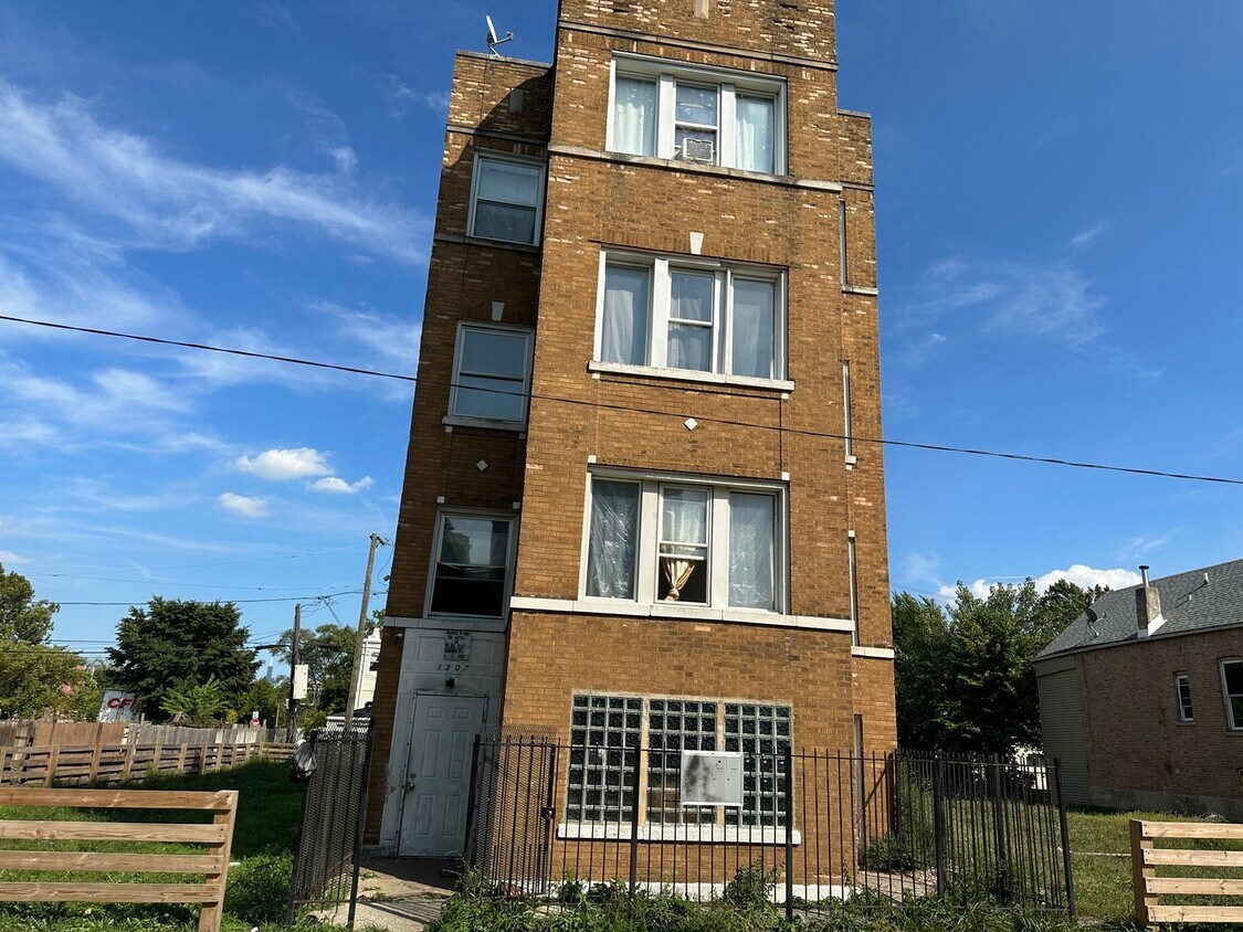 Foto principal - 1307 S Lawndale Ave