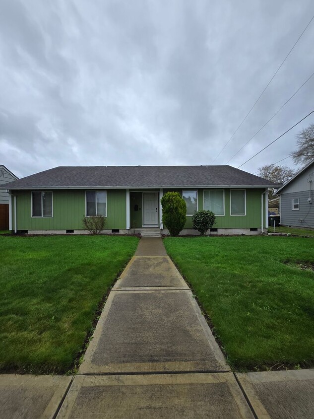 Primary Photo - 3 Bedroom 2 Bath in Centralia