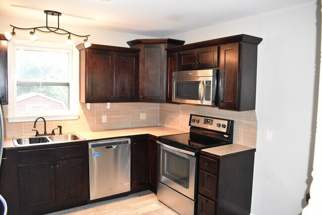 Foto del edificio - 3 Bed/2 Bath Home in East Nashville, Fenced Yard, Hardwood Floors, Minutes to Shelby Bottoms