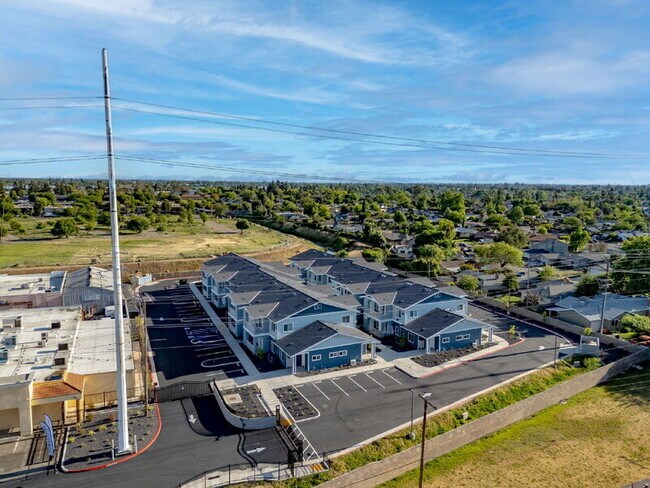 Foto del edificio - 6480 Stockton Blvd