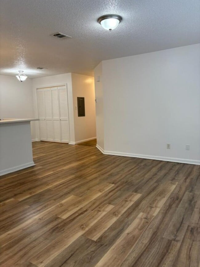 Building Photo - 100 Kazmira Ct