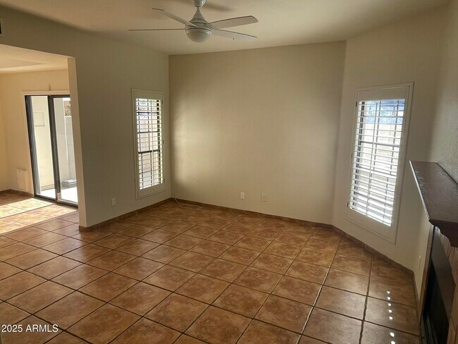 Foto del edificio - 1124 E Rose Ln