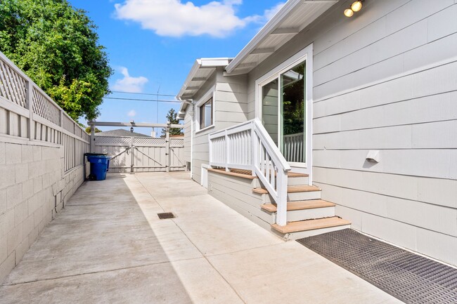 Building Photo - Beautiful Spacious 3 Bedroom Home w/ Brand...