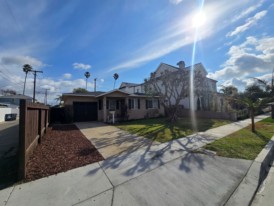 Foto principal - This beautifully updated 3-Bedroom, 2-Bath...