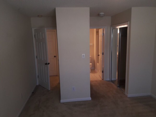 Building Photo - Spacious 2Bedroom/2Bath Townhouse